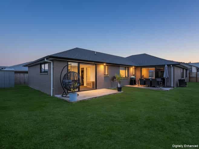 19 Lloyd Crescent, Pukehangi
