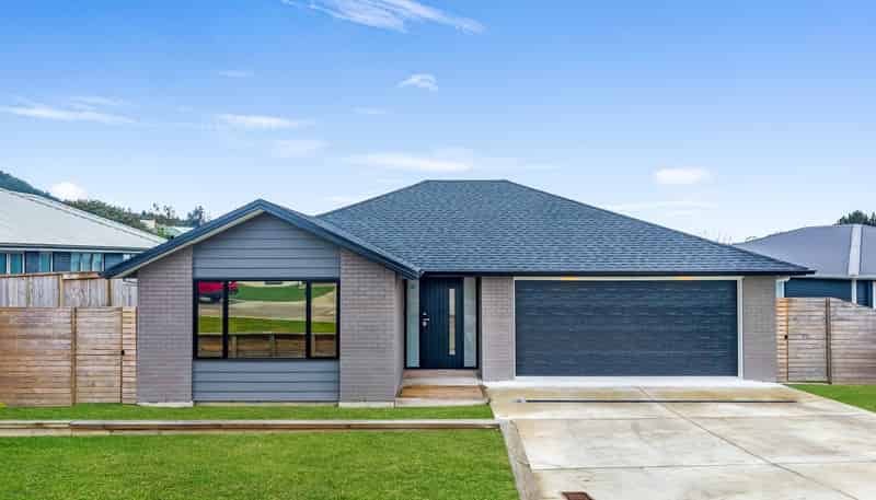 19 Lloyd Crescent, Pukehangi