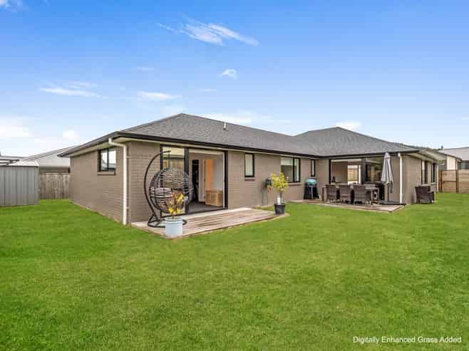 19 Lloyd Crescent, Pukehangi