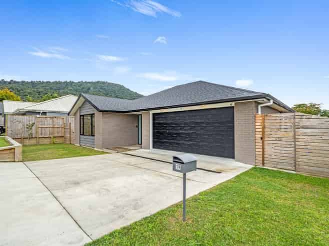 19 Lloyd Crescent, Pukehangi