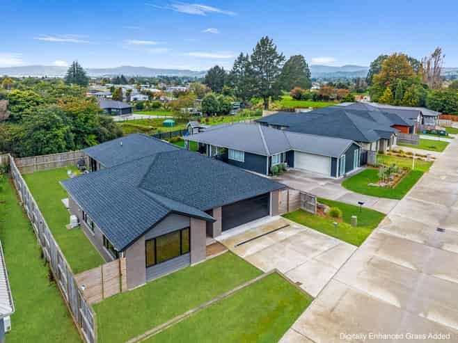 19 Lloyd Crescent, Pukehangi