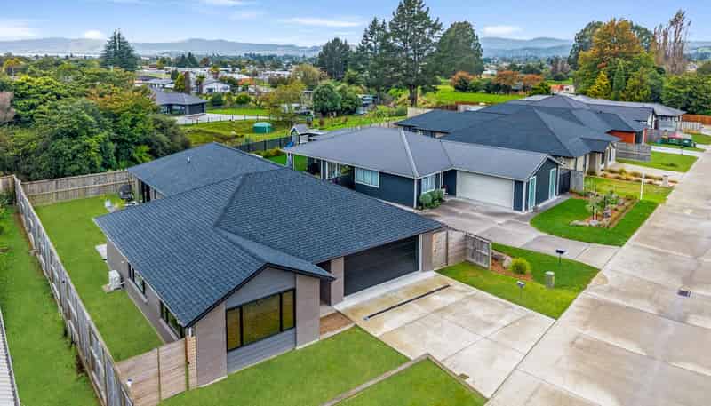 19 Lloyd Crescent, Pukehangi