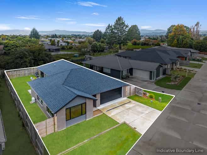 19 Lloyd Crescent, Pukehangi