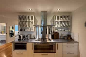 10/25 The Strand, Onetangi