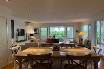 10/25 The Strand, Onetangi