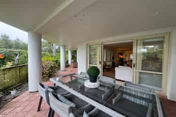 10/25 The Strand, Onetangi