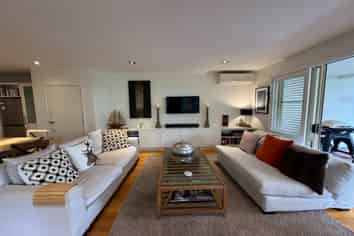 10/25 The Strand, Onetangi