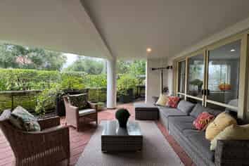 10/25 The Strand, Onetangi