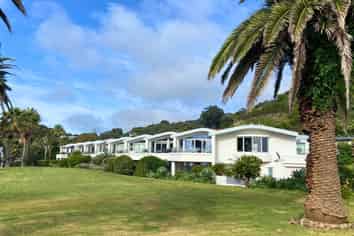 10/25 The Strand, Onetangi