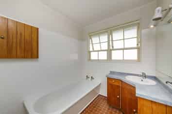 91 Bridge Street, Bulls