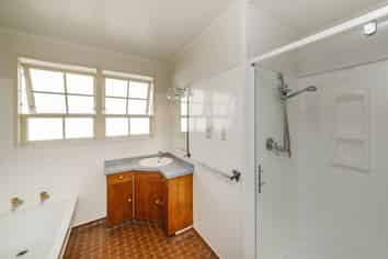 91 Bridge Street, Bulls