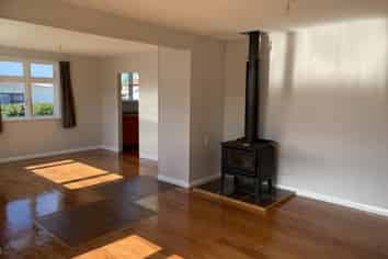 25 Flower Street, Bulls