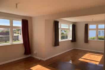 25 Flower Street, Bulls