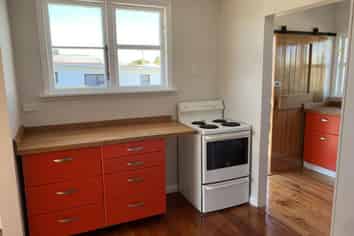 25 Flower Street, Bulls