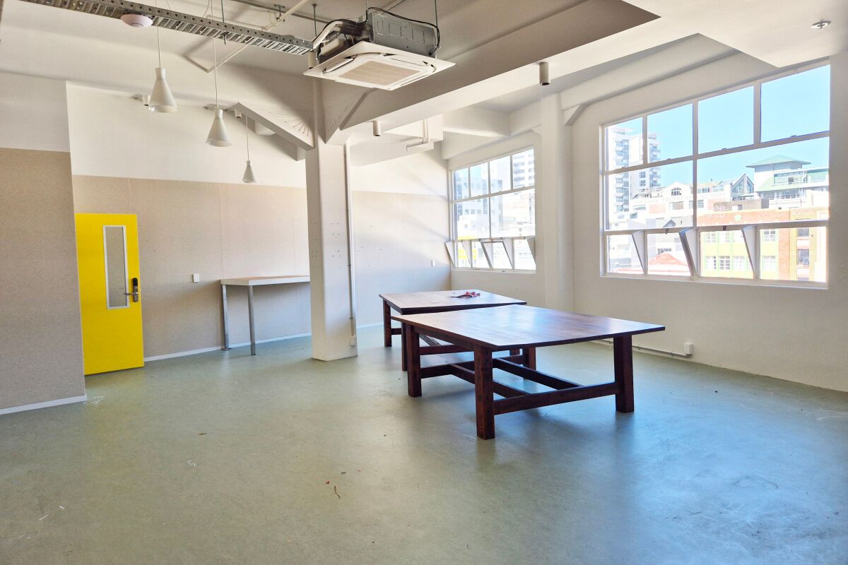 Creative Office with Wellness Features - Més