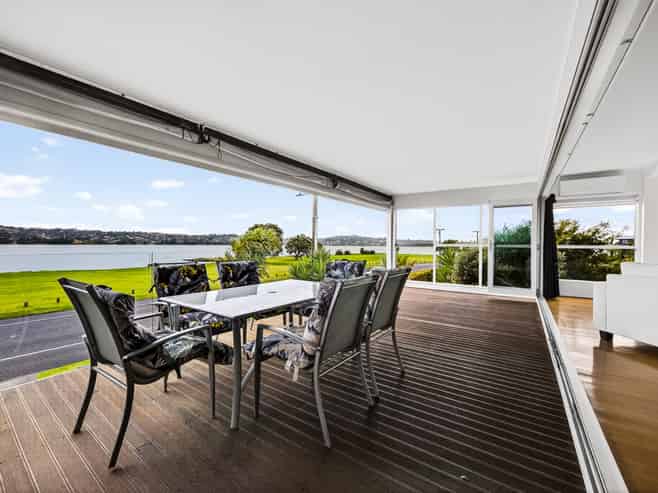 70 Kiwi Esplanade, Mangere Bridge