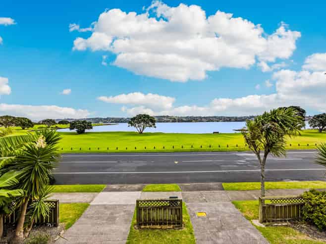 70 Kiwi Esplanade, Mangere Bridge