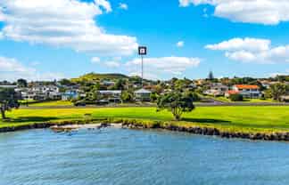 70 Kiwi Esplanade, Mangere Bridge