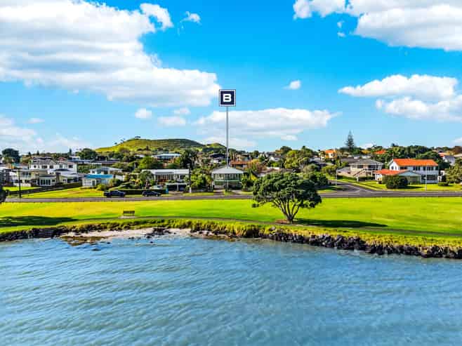 70 Kiwi Esplanade, Mangere Bridge