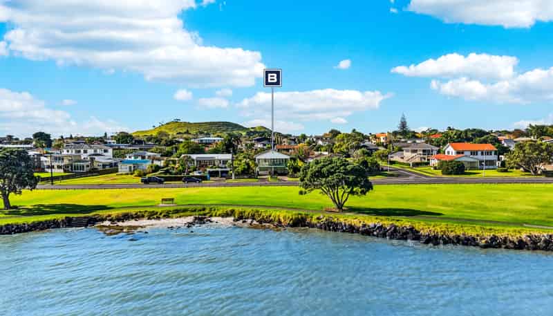 70 Kiwi Esplanade, Mangere Bridge
