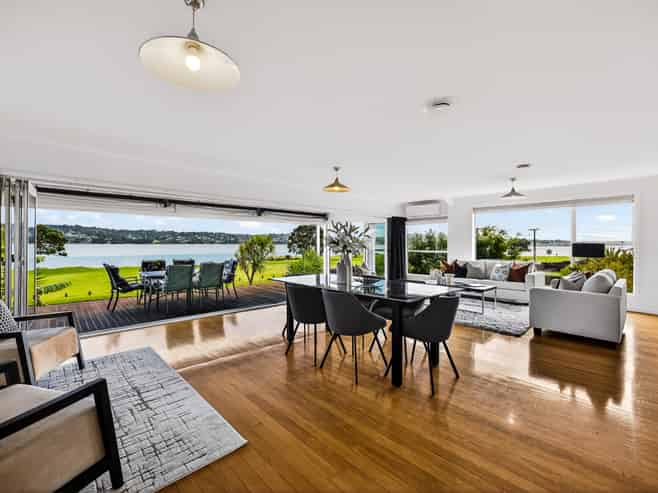 70 Kiwi Esplanade, Mangere Bridge