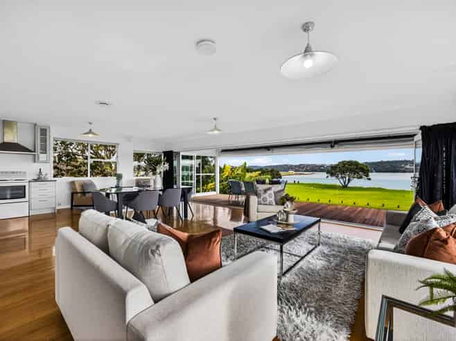 70 Kiwi Esplanade, Mangere Bridge