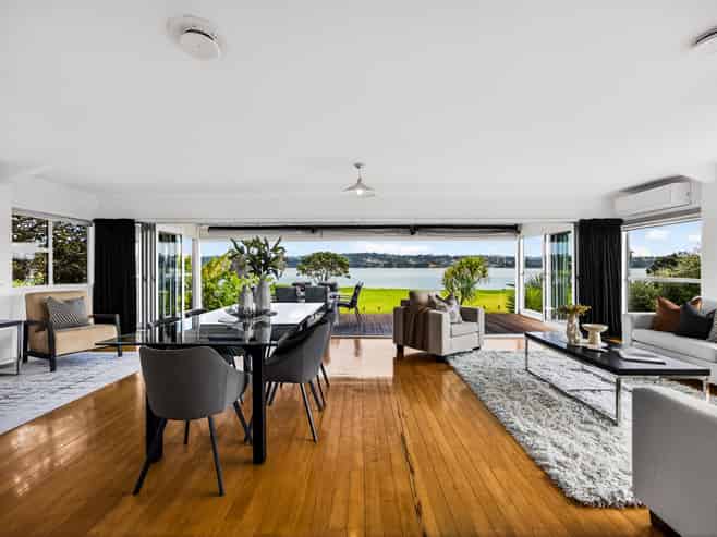 70 Kiwi Esplanade, Mangere Bridge