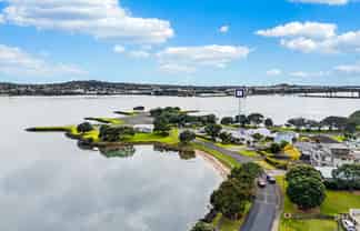 32B Kiwi Esplanade, Mangere Bridge