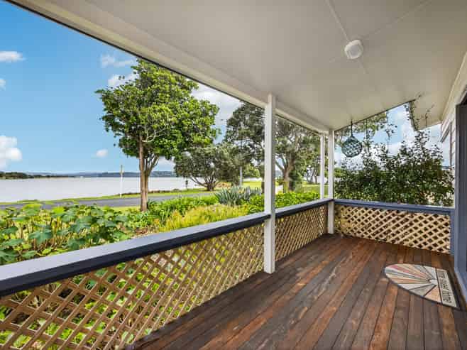 32B Kiwi Esplanade, Mangere Bridge