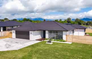 33 Honeyfield Drive, Whalers Gate