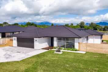 33 Honeyfield Drive, Whalers Gate