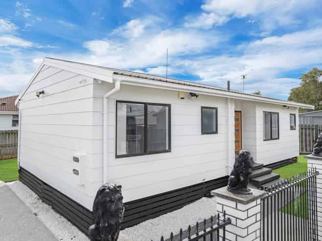 16A  Hatherley Place, Clendon Park