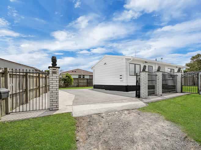 16A  Hatherley Place, Clendon Park