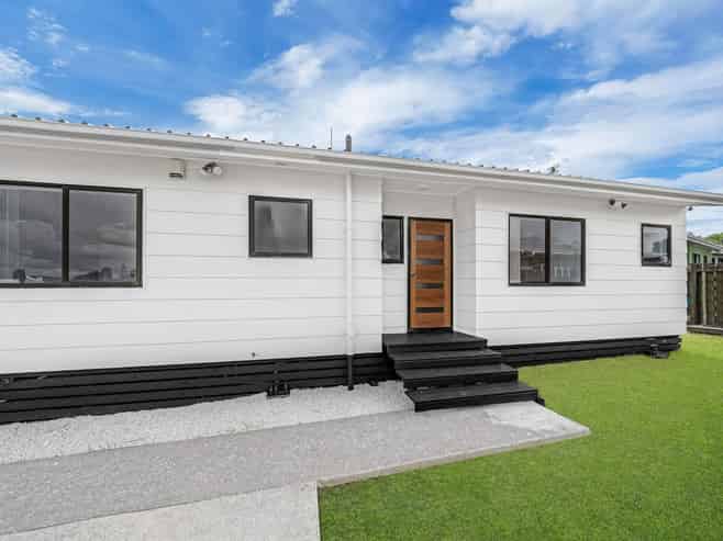 16A  Hatherley Place, Clendon Park