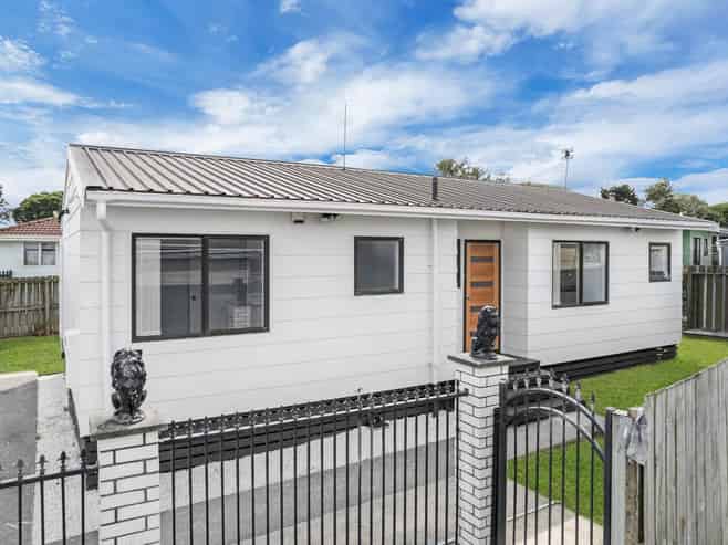 16A  Hatherley Place, Clendon Park