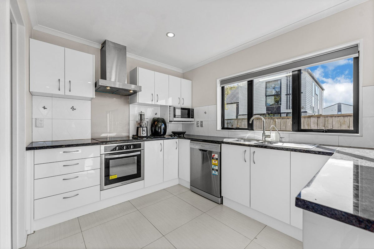 Modern Family Living in Takanini - Vista 2