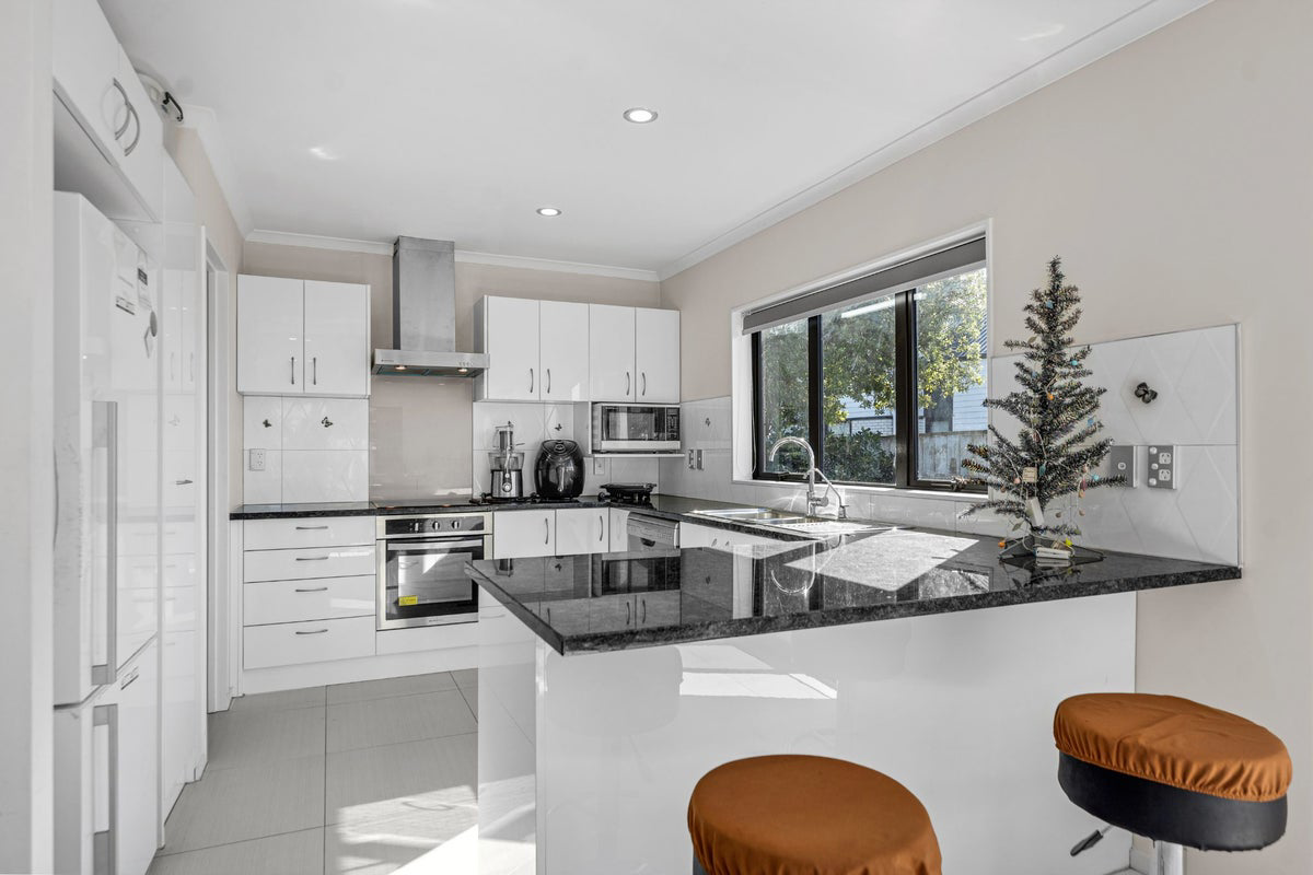 Modern Family Living in Takanini - Vista 3