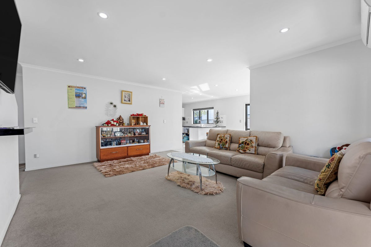 Modern Family Living in Takanini - Altro