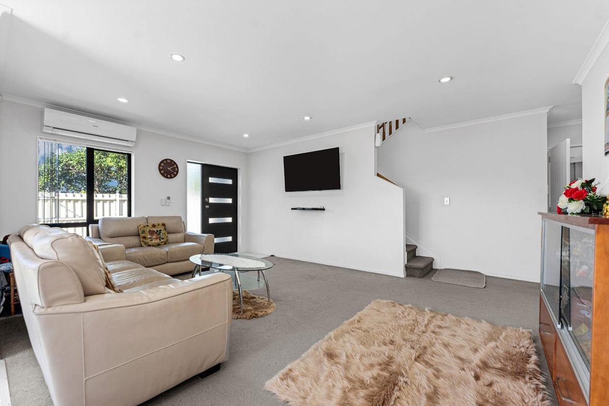 Modern Family Living in Takanini - Vista 6