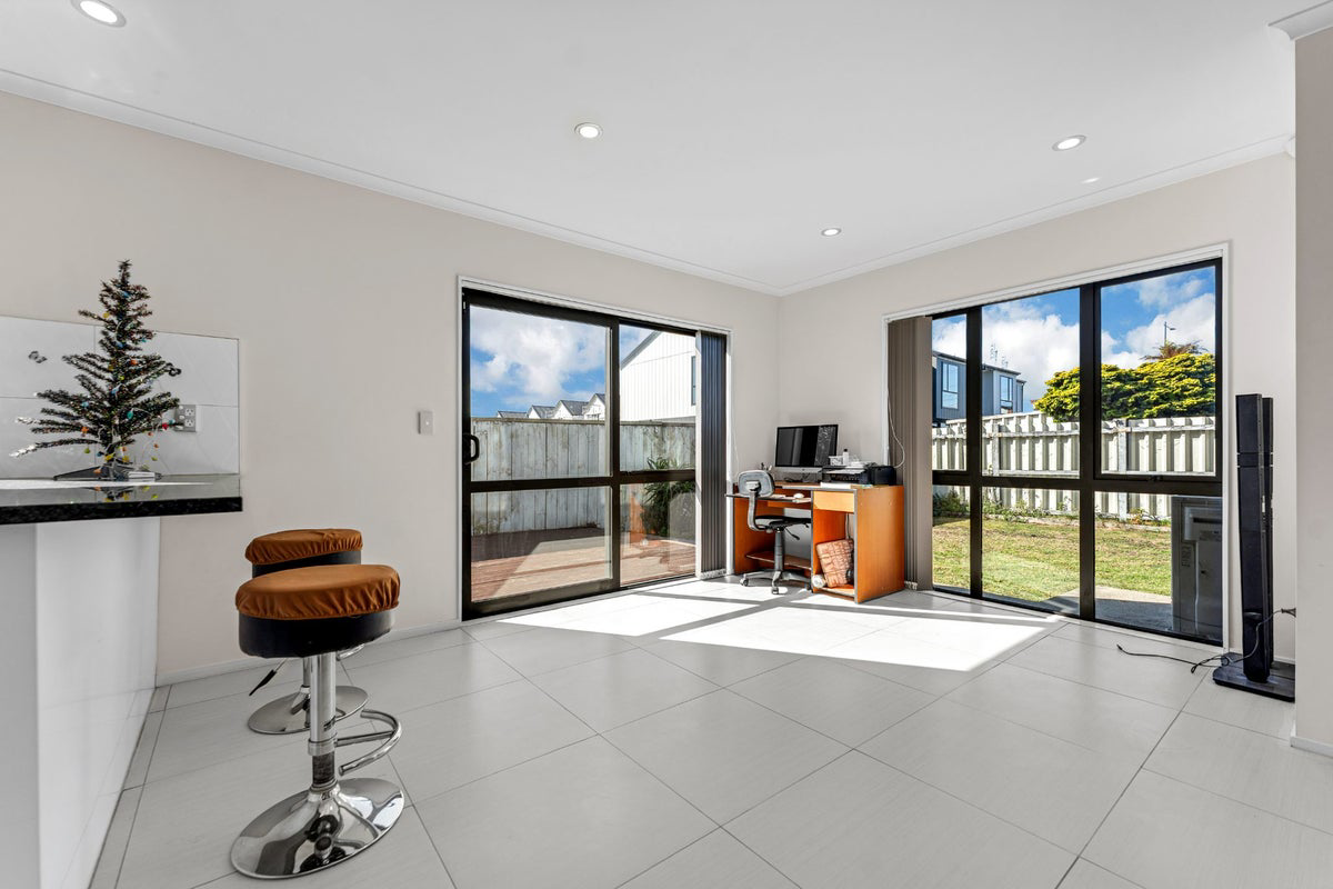 Modern Family Living in Takanini - Vista 4
