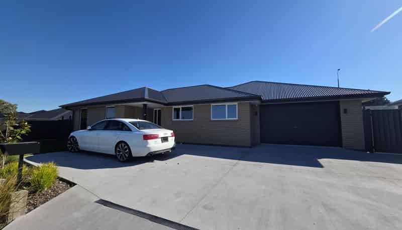 15 Royal Oak Crescent, Holmes Hill