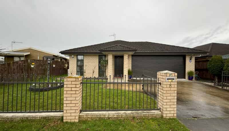 75 Waterford Road, Glenview