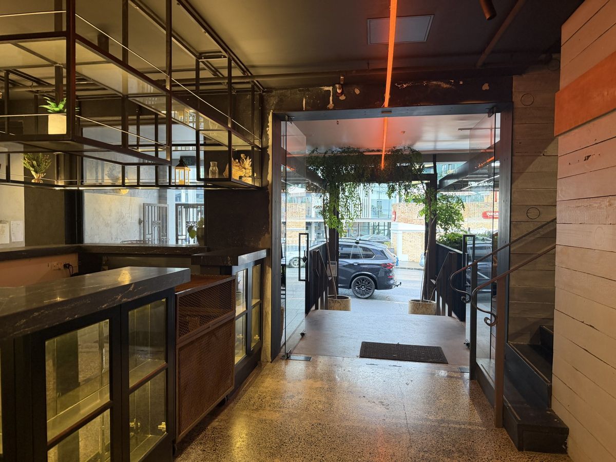 Flexible 321.8sqm in a Vibrant Precinct - Więcej