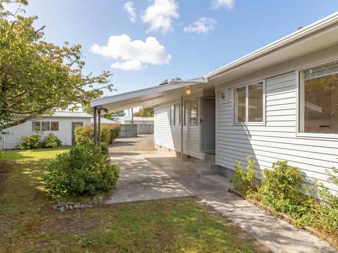 170 High Street South, Carterton