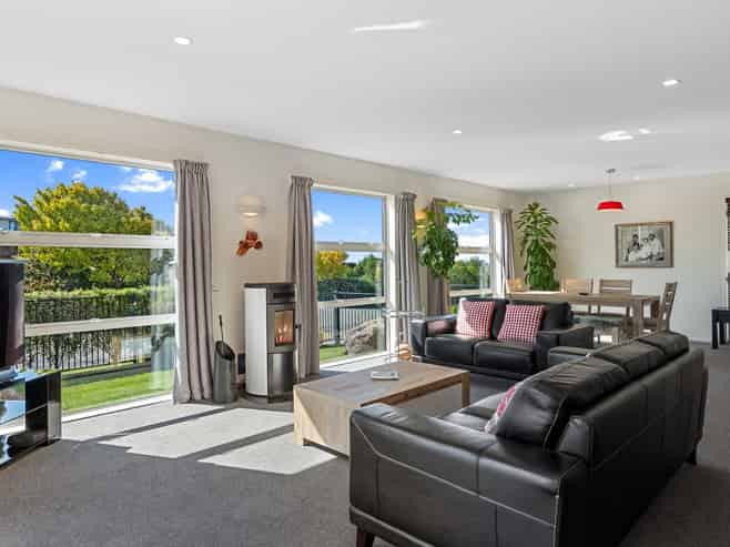 18 Kenmure Drive, Huntsbury