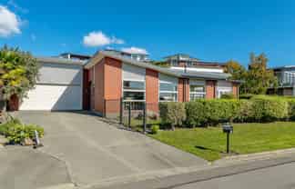 18 Kenmure Drive, Huntsbury