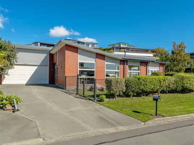 18 Kenmure Drive, Huntsbury