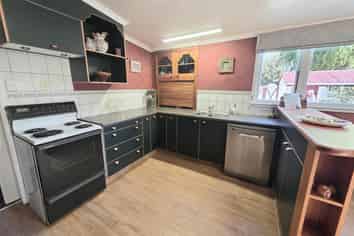 33 Devils Bridge Road, Weston