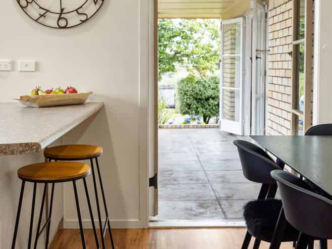 946 River Road, Queenwood