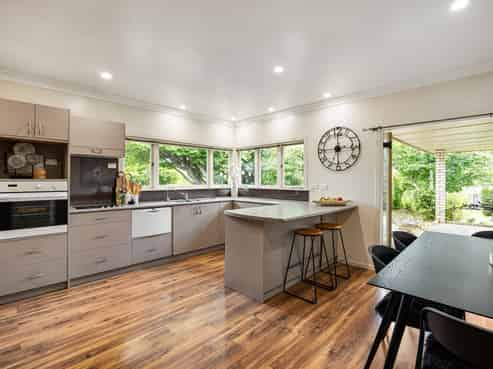 946 River Road, Queenwood